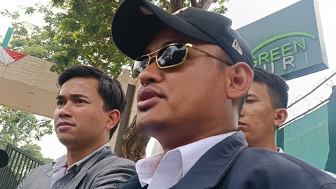 Kuasa Hukum Inara Rusli, Arjana Bagaskara dan Mulkan Let Let, dalam agenda pemeriksaan lapangan, di Green Puri, Jakarta Barat, Jumat (13/10/2023). Foto: Giovanni/kumparan