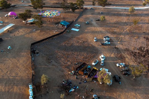 Mobil-mobil pengunjung festival yang ditinggalkan di lokasi serangan terhadap Festival Nova oleh Hamas dari Gaza, di dekat perbatasan Israel dengan Jalur Gaza, di Israel selatan, Kamis (12/10/2023). Foto: Ilan Rosenberg/REUTERS