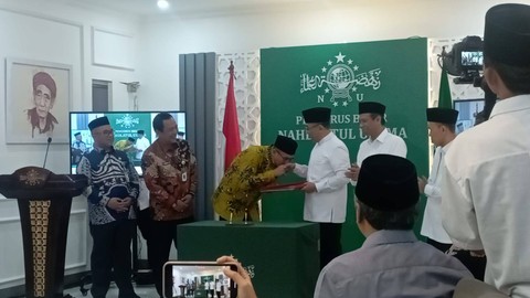 Ketua KPU, Hasyim Asyari dan Ketua Umum PBNU, Yahya Cholil Staquf teken MoU kerjasama pendidikan pemilu di Gedung Pengurus Besar Nahdlatul Ulama (PBNU), Jumat (13/10). Dok. Fadlan/kumparan Foto: Fadlan/kumparan