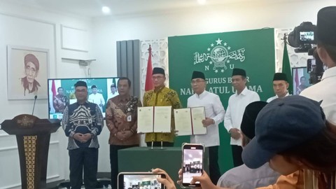 Ketua KPU, Hasyim Asyari dan Ketua Umum PBNU, Yahya Cholil Staquf teken MoU kerjasama pendidikan pemilu di Gedung Pengurus Besar Nahdlatul Ulama (PBNU), Jumat (13/10). Dok. Fadlan/kumparan Foto: Fadlan/kumparan