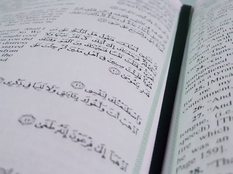 Ilustrasi Enam Kitab Hadis dan Penyusunnya. Foto: dok. Unsplash/Syed Hussaini