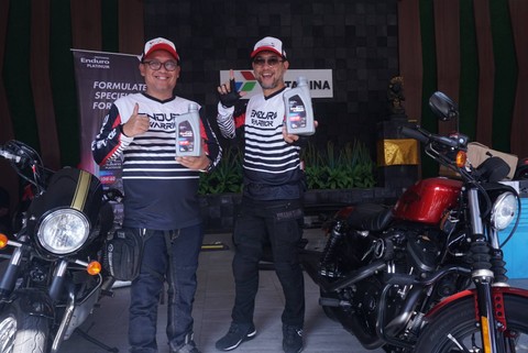 Direksi Pertamina Lubricants melakukan pengisian pelumas Pertamina Enduro Platinum di  Denpasar, Bali pada Jumat (13/10). Foto: Fitra Andrianto/kumparan
