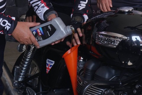Pengisian oli Pertamina Enduro Platinum ke motor peserta touring Bali-Lombok di pom bensin Pertamina Sanur, Denpasar, Bali, Jumat (13/10/2023). Foto: Fitra Andrianto/kumparan