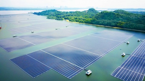 Pembangkit Listrik Tenaga Surya (PLTS) terapung di Singapura bernama Sembcorp Tengeh Floating Solar Farm. Foto: Dok. Sembcorp Tengah Floating Solar Farm