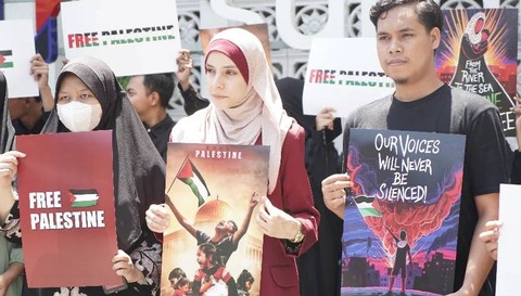 Sondos Jehad Shnewra (tengah) mahasiswa asal Gaza, Palestina. Foto: Humas UM Surabaya.