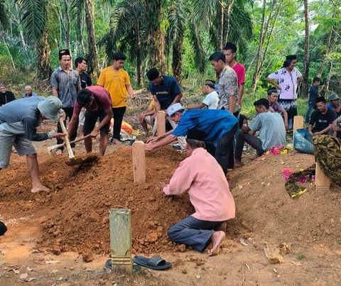Proses pemakaman pria di Lubuklinggau yang bunuh diri minum racun rumput. (ist)