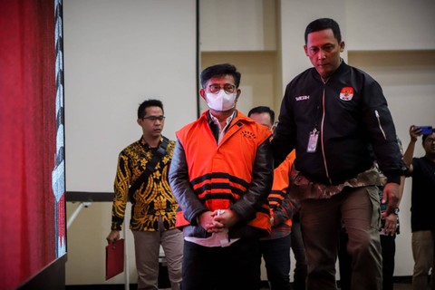 Eks Mentan Syahrul Yasin Limpo mengenakan rompi oranye KPK, Jumat (13/10). Foto: Jamal Ramadhan/kumparan