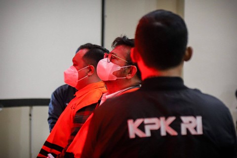 Eks Mentan Syahrul Yasin Limpo mengenakan rompi oranye KPK, Jumat (13/10). Foto: Jamal Ramadhan/kumparan