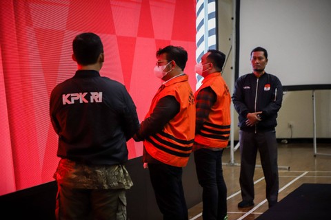 Eks Mentan Syahrul Yasin Limpo mengenakan rompi oranye KPK, Jumat (13/10). Foto: Jamal Ramadhan/kumparan
