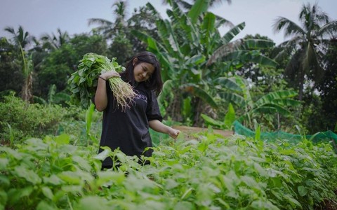 Ayda Qisthiuli Munawarra Bakri, siswa kelas 12 di ACS Jakarta, menginisiasi program Eco Pesantren Mandiri. Foto: Dok. Istimewa