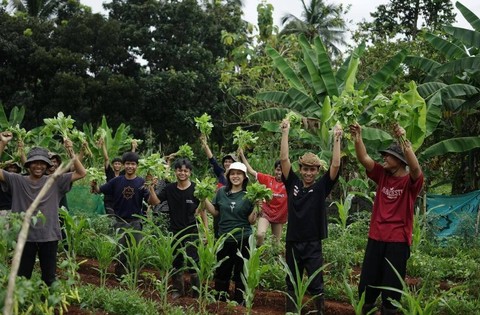 Ayda Qisthiuli Munawarra Bakri, siswa kelas 12 di ACS Jakarta, menginisiasi program Eco Pesantren Mandiri. Foto: Dok. Istimewa