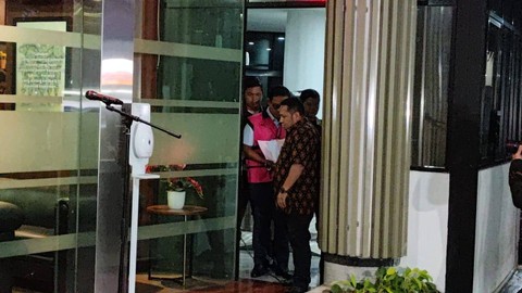 Kejagung tahan Edward Hutahaean terkait kasus korupsi BTS 4G Bakti Kominfo, Jumat (13/10) malam. Foto: Jonathan Devin/kumparan