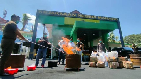 Pemusnahan barang bukti kejahatan di kejaksaan Negeri Manado.
