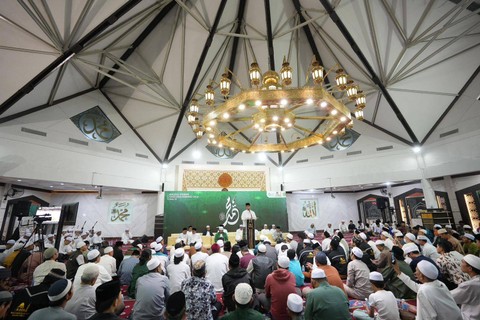 Pasangan bacapres dan bacawapres Anies Baswedan-Muhaimin Iskandar (Gus Imin) menghadiri Maulid Akbar Nabi Muhammad SAW di Masjid Raya Al Ittihad Tebet, Jakarta Selatan, Jumat malam (13/10).  Foto: Dok. Istimewa
