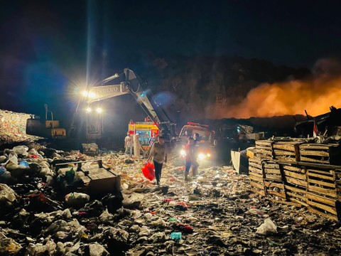 Petugas buat parit cegah penyebaran api di TPA Bakung, Jumat (13/11/2023) | Foto: Roza Hariqo/Lampung Geh