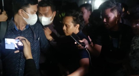 ADC Ketua KPK Firli Bahuri, Kevin Egananta bungkam usai diperiksa di Mapolda Metro. Sempat kucing-kucingan dengan wartawan, Jumat (13/10). Foto: Thomas Bosco/kumparan
