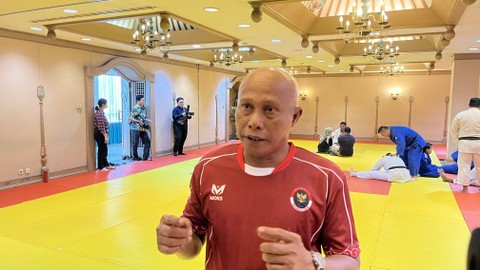 Pelatih blind judo Indonesia, Imam Kuncoro, saat latihan jelang Asian Para Games di Hotel Sahid Jaya, Solo, pada Jumat (13/10). Foto: Jodi Hermawan/kumparan