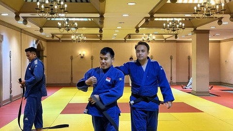 Para atlet blind judo Indonesia, Junaedi (kiri), saat latihan jelang Asian Para Games di Hotel Sahid Jaya, Solo, pada Jumat (13/10). Foto: Jodi Hermawan/kumparan