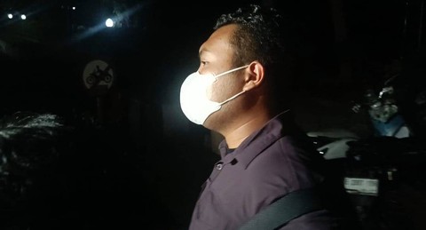 ADC Ketua KPK Firli Bahuri, Kevin Egananta bungkam seribu bahasa usai diperiksa di Mapolda Metro. Sempat kucing-kucingan dengan wartawan, Jumat (13/10). Foto: Thomas Bosco/kumparan