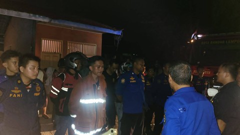 Personel yang membantu memadamkan rumah warga di Kecamatan Panjang, Kota Bandar Lampung, yang kebakaran. | Foto: Ist