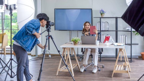 Bisnis Menggiurkan di Balik Karier Influencer yang Kerap Diremehkan (3)