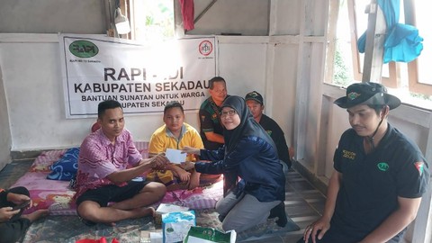 Ketua PWI Sekadau menyerahkan bantuan. Foto: Dok. PWI Sekadau