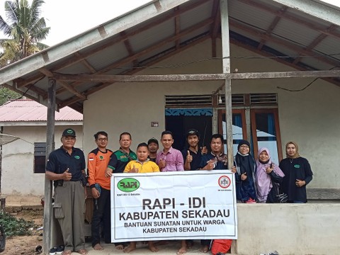 Foto bersama dalam kegiatan baksos RAPI-IDI dan PWI Sekadau. Foto: Dok. PWI Sekadau