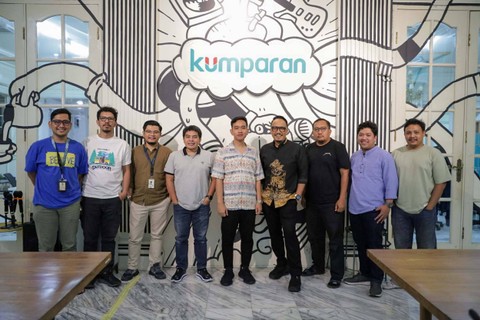 Wali Kota Surakarta Gibran Rakabuming Raka berfoto bersama tim redaksi kumparan saat berkunjung ke kantor kumparan, Jumat (13/10/2023). Foto: Iqbal Firdaus/kumparan