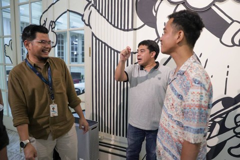 Wali Kota Surakarta Gibran Rakabuming Raka didampingi Pemimpin Redaksi kumparan Arifin Asydhad dan VP of Content Strategy & Innovation Ikhwanul Khabibi saat berkunjung ke kantor kumparan, Jumat (13/10/2023). Foto: Iqbal Firdaus/kumparan