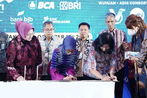  Penandatanganan perjanjian kerja sama pinjaman sindikasi untuk pembangunan pabrik Pusri III-B bersama dengan tujuh institusi perbankan lainnya di Jakarta, Jumat (13/10). Foto: Dok. BCA