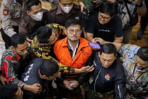 Mantan Menteri Pertanian Syahrul Yasin Limpo mengenakan rompi tahanan KPK usai konferensi pers penahanan dirinya di Gedung Merah Putih KPK, Jakarta, Jumat (13/10/2023). Foto: Jamal Ramadhan/kumparan