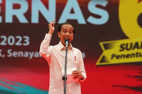 Presiden Joko Widodo (Jokowi) selaku Dewan Pembina Projo memberi sambutan pada Rakernas Projo ke-VI di Indonesia Arena, GBK, Jakarta, Sabtu (14/10/2023). Foto: Aditia Noviansyah/kumparan