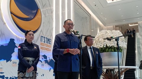 Bendahara Umum Partai NasDem, Ahmad Sahroni, memberikan keterangan pers di NasDem Tower, Jakarta, Sabtu (14/10/2023). Foto: Fadlan/kumparan