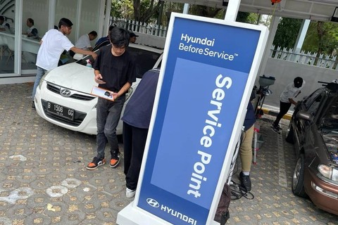 PT Hyundai Motors Indonesia (HMID) sediakan layanan uji emisi gratis untuk pemilik mobil Hyundai di Gandaria City Mall Jakarta (14/10/2023). Foto: Sena Pratama/kumparan