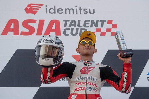 Pebalap Indonesia Veda Ega Pratama mengangkat piala usai memenangi balapan pertama Asia Talent Cup (ATC) di Pertamina Mandalika International Street Circuit, Lombok Tengah, NTB, Sabtu (14/10/2023). Foto: Wahyu Putro A/ANTARA FOTO