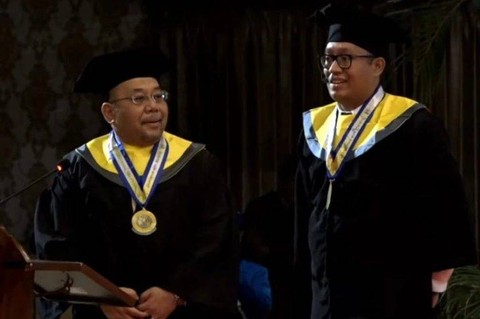 Adri bersama sang putra. Foto: Humas Unair