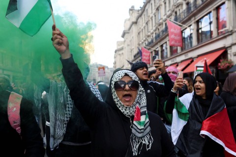 Demonstran mengikuti aksi solidaritas dengan Palestina, di tengah konflik yang sedang berlangsung antara Israel dan kelompok Islam Palestina Hamas, di London, Inggris, Sabtu (14/10/2023). Foto: Toby Melville/REUTERS