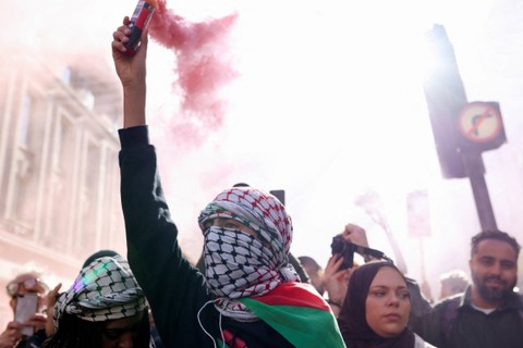 Demonstran mengikuti aksi solidaritas dengan Palestina, di tengah konflik yang sedang berlangsung antara Israel dan kelompok Islam Palestina Hamas, di London, Inggris, Sabtu (14/10/2023). Foto: Toby Melville/REUTERS