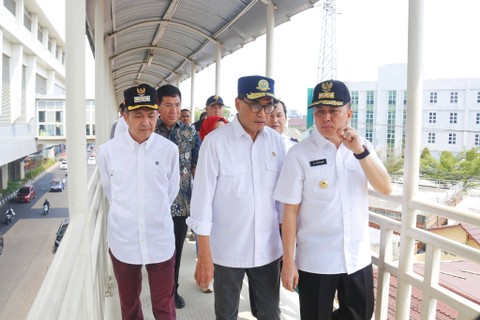 Menhub Budi Karya Sumadi bersama Pj Gubernur Sumsel Agus Fatoni dan Pj Wali Kota Palembang saat hendak menuju stasiun LRT Palembang, Foto : Istimewa