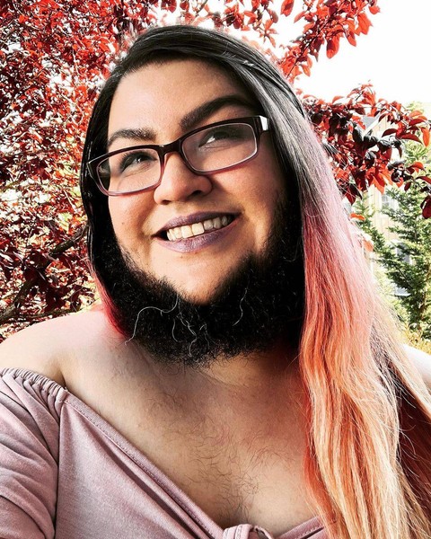 Coral Renaie, perempuan asal Amerika Serikat yang punya jenggot lebat akibat penyakit PCOS. Foto: Instagram/@coralrenaie14