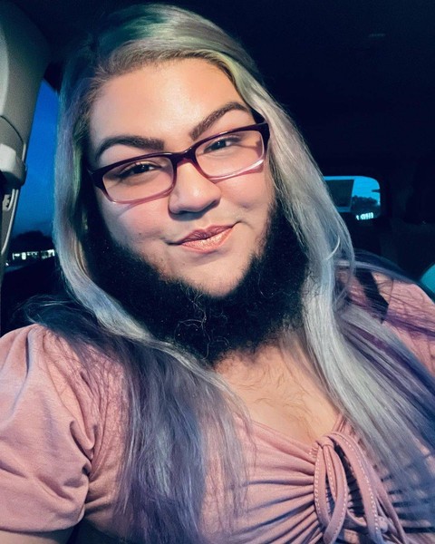 Coral Renaie, perempuan asal Amerika Serikat yang punya jenggot lebat akibat penyakit PCOS. Foto: Instagram/@coralrenaie14