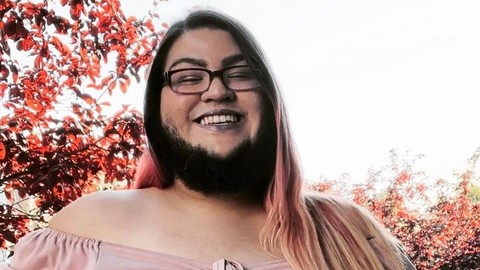 Coral Renaie, perempuan asal Amerika Serikat yang punya jenggot lebat akibat penyakit PCOS. Foto: Instagram/@coralrenaie14