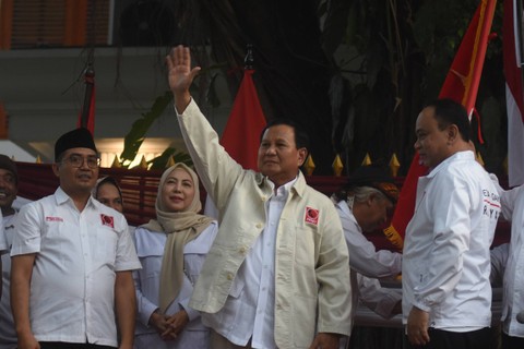 Ketua Umum Partai Gerindra Prabowo Subianto (tengah) mengenakan jaket relawan Projo disaksikan Ketua DPP Projo Budi Arie Setiadi (kanan) pada acara deklarasi dukungan di kediaman Prabowo, Jalan Kertanegara, Jakarta, Sabtu (14/10/2023). Foto: Indrianto Eko Suwarso/ANTARA FOTO