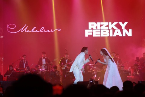 Penyanyi Mahalini tampil bersama Rizky Febian dalam konser tunggal yang bertajuk Fabula 2.0 di Hall Basket Senayan, Jakarta, Sabtu (14/10/2023). Foto: Aditia Noviansyah/kumparan