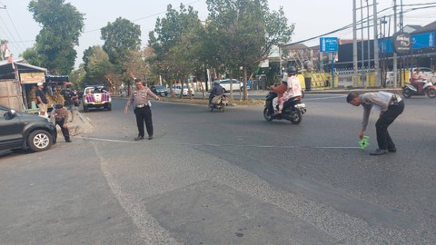 Unit laka Satlantas Polresta Bandar Lampung saat melakukan olah TKP di Jalan Sultan Agung, Way Halim, Bandar Lampung. | Foto: Dok Satlantas Polresta Bandar Lampung