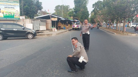 Unit laka Satlantas Polresta Bandar Lampung saat melakukan olah TKP di Jalan Sultan Agung, Way Halim, Bandar Lampung. | Foto: Dok Satlantas Polresta Bandar Lampung