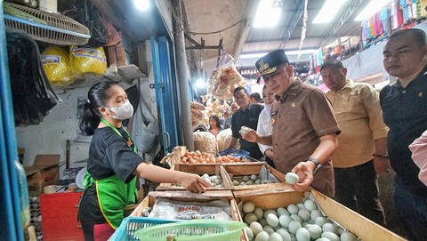 Pj Gubernur Sumsel memastikan stok sembako di pasar tradisional dengan mendatangi salah satu kios di kawasan pasar Km 5 Palembang, Minggu (15/10) Foto: ary priyanto/urban id