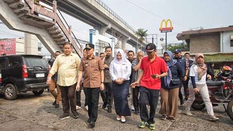 Pj Gubernur Sumsel yang mendatangi Pasar Km 5 untuk mengecek ketersediaan dan kestabilan harga sembako di Palembang, Minggu (15/10) Foto: ary priyanto/urban id
