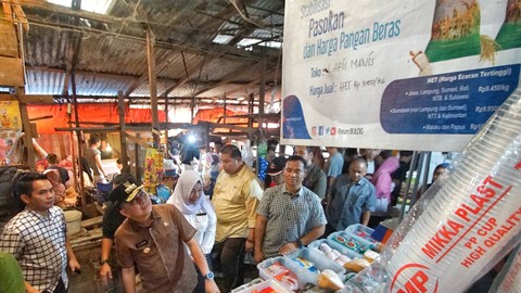 Pj Gubernur Sumsel mengecek ketersedian stok beras serta harga jual pasaran di salah satu kios sembako di pasar tradisional Km 5 Palembang, Minggu (15/10) Foto: ary priyanto/urban id