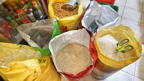 Stok beras di salah satu kios sembako saat Pj Gubernur Sumsel melakukan sidak di sejumlah pasar tradisional di Palembang, Minggu (15/10) Foto: ary priyanto/urban id